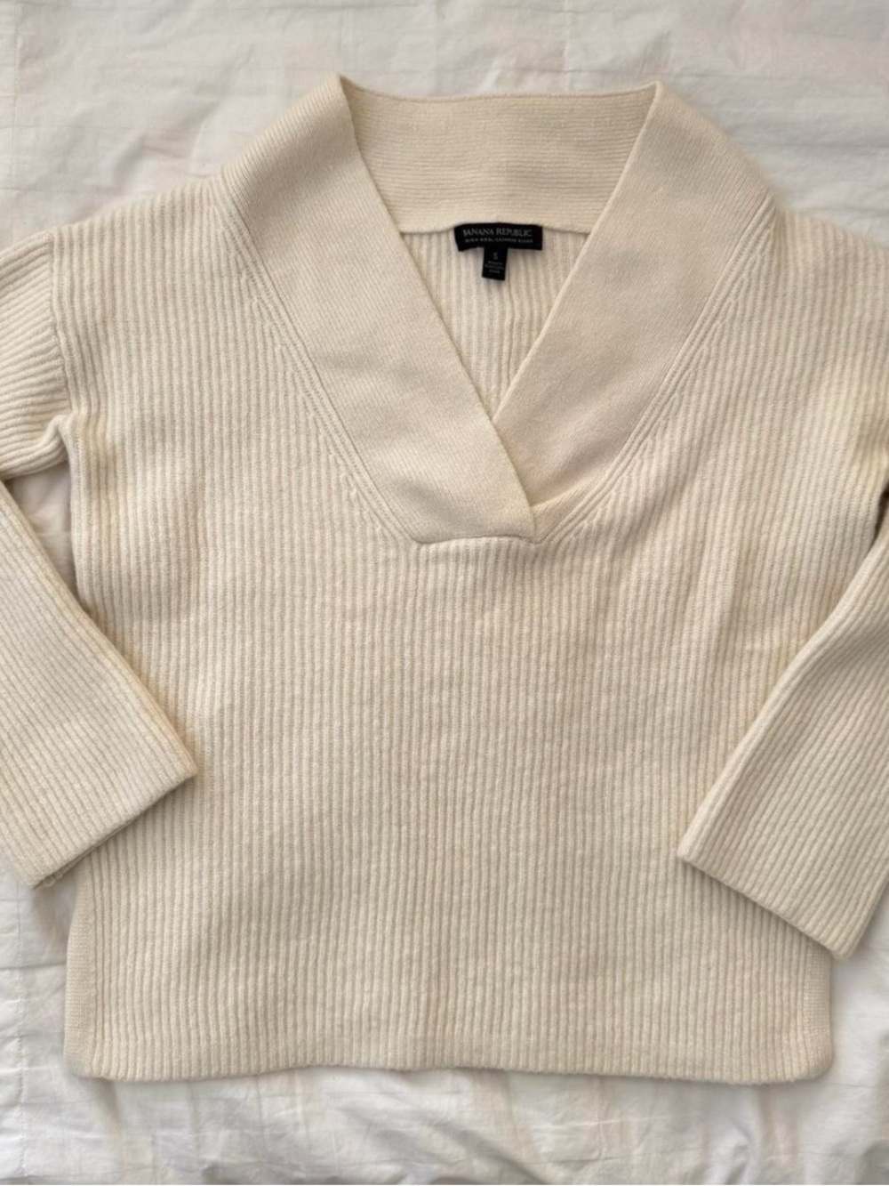 Banana Republic Ivory Ribbed V-Neck Sweater wool cashmere blend cream